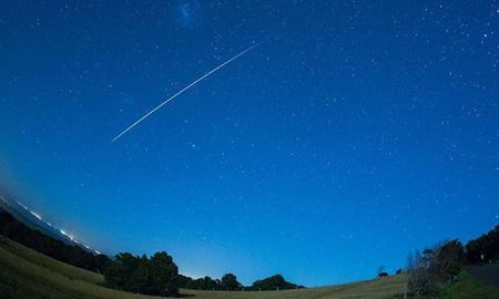 آتش‌بازی بارش شهابی زیبا و جذاب جوزانی در آسمان استرالیا
