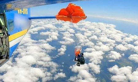نجات معجزه‌آسای چترباز در ایالت کوئینزلند پس از گیر کردن چتر به دم هواپیما