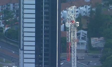 سقوط جرثقیل تاور کرین در گلدکوست در پی طوفان شدید روز کریسمس 