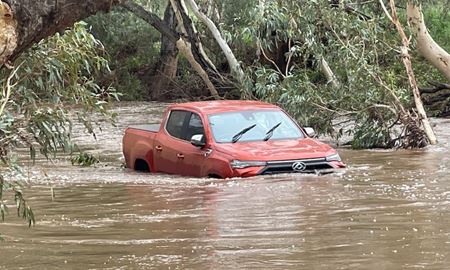خطای مسیریابی گوگل مپس؛ پدر و دختر ویکتوریایی را در سیلاب گرفتار کرد