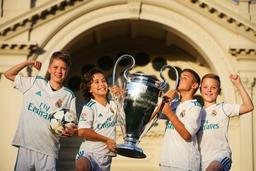 جام قهرمانی لیگ قهرمانان اروپا توسط تیم رئال مادرید به ملبورن آورده می شود.