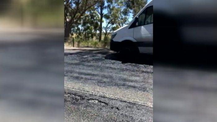  در ایالت کوئینزلند اتومبیل‌ها بدلیل گرمای شدید هوا در قیر جاده گرفتار شدند