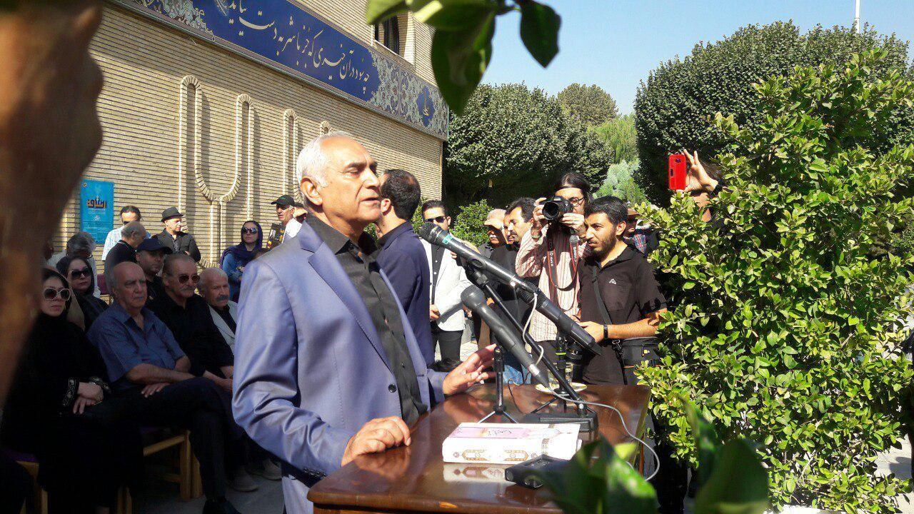 گزارش تصویری از مراسم خاکسپاری «حسین عرفانی» دوبلور پیشکسوت عرصه تلویزیون و سینما ایران