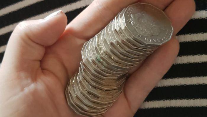 قانونی در مورد سکه‌های استرالیا  باعث شد فروشگاهی از ارائه خدمات به یک مادر امتناع کند!