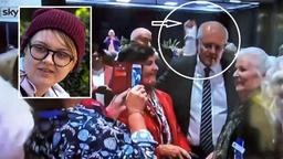 دختر جوان ناراضی تخم مرغی را بر سر نخست وزیر استرالیا کوبید