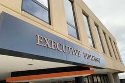 بازداشت مردی که قصد ریختن 8 تن فضولات حیوانی درجلوی  درب ساختمان هیئت دولت ایالت تاسمانی استرالیا را داشت