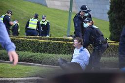 دستگیری تظاهرات کنندگان مخالف با تعطیلی کرونااویروس در ملبورن/ ادامه انجام راهپیمایی های همبستگی در سر تاسر استرالیا