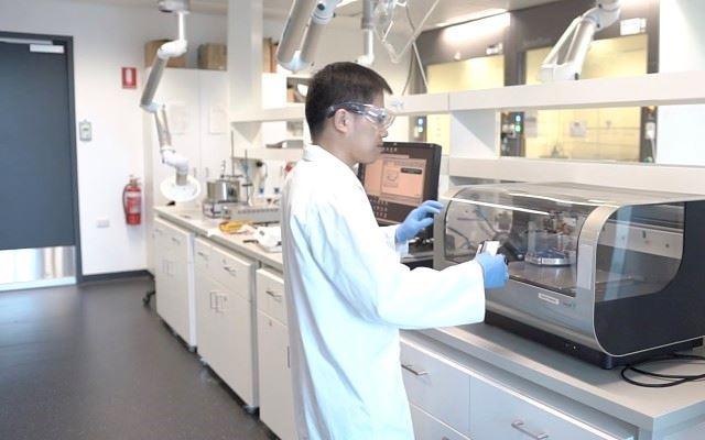  باتری که می‌تواند با تولید برق از رطوبت هوا یا سطح پوست، در عرض چند دقیقه خود را شارژ کند