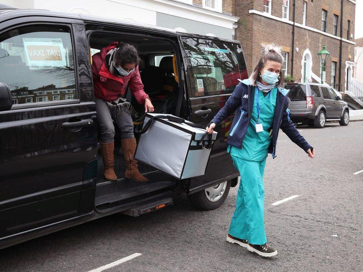 «واکسی‌تاکسی» طرح یک پزشک برای ترغیب به واکسیناسیون