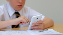 احتمال ممنوعیت تلفن‌ همراه در مدارس بریتانیا