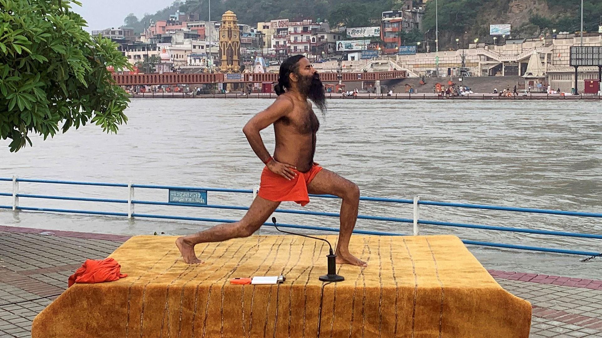 ادعای جنجالی مرشد هندی درمورد درمان کووید-۱۹ با یوگا