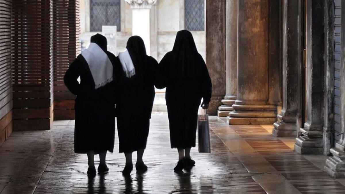 عدم تمدید ویزای یک راهبه کاتولیک در ایران