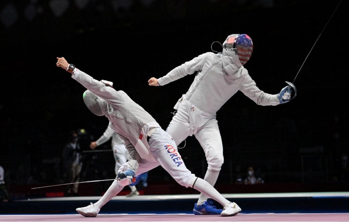 ماسک‌های صورتی شمشیربازان آمریکایی در اعتراض به یکی از هم تیمی‌هایشان‌