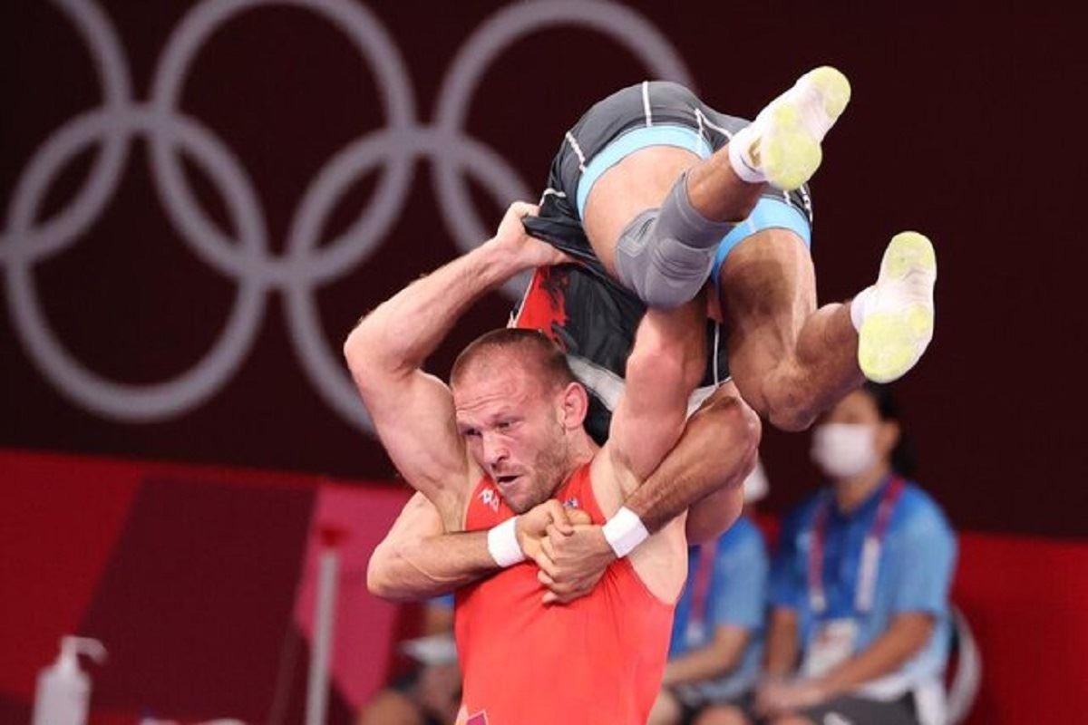 کاپیتان تیم ملی کشتی فرنگی ایران با فن "سنجاب پرنده" به نیمه‌نهایی رسید