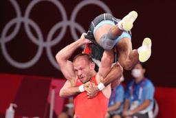 کاپیتان تیم ملی کشتی فرنگی ایران با فن "سنجاب پرنده" به نیمه‌نهایی رسید