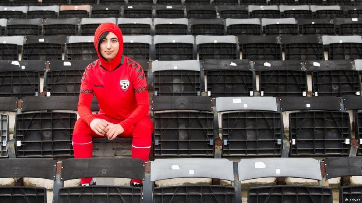 توصیه کاپیتان تیم ملی فوتبال زنان افغانستان به سوزاندن پیراهن‌های تیم ملی