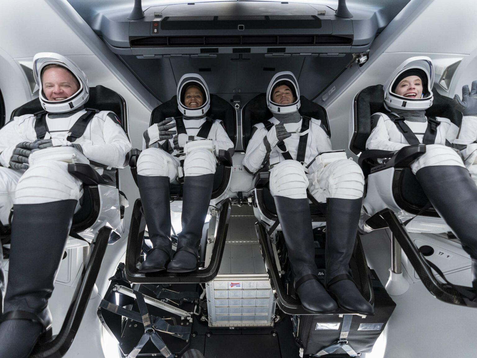 اولین سفر فضایی چهار شهروند عادی با موشک اسپیس ایکس به فضا