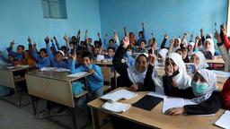 بازگشایی مدارس افغانستان با دعوت از دانش‌آموزان پسر