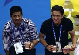 دبیر و سوریان خلاف مسیر آب شنا می کنند !