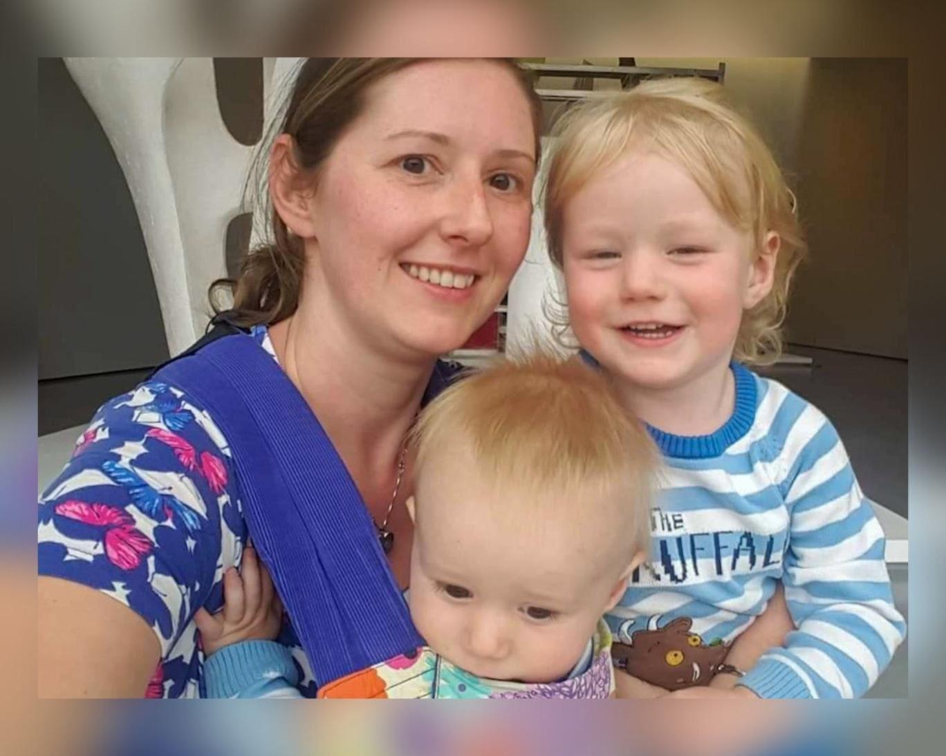 مادر بریتانیایی: تا زمانی که پسرانم بخواهند به آن‌ها شیر می‌دهم!