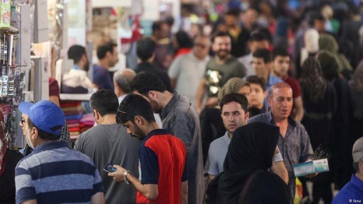 کاهش محدودیت‌های کرونایی در ایران با وجود شیوع سویه اومیکرون