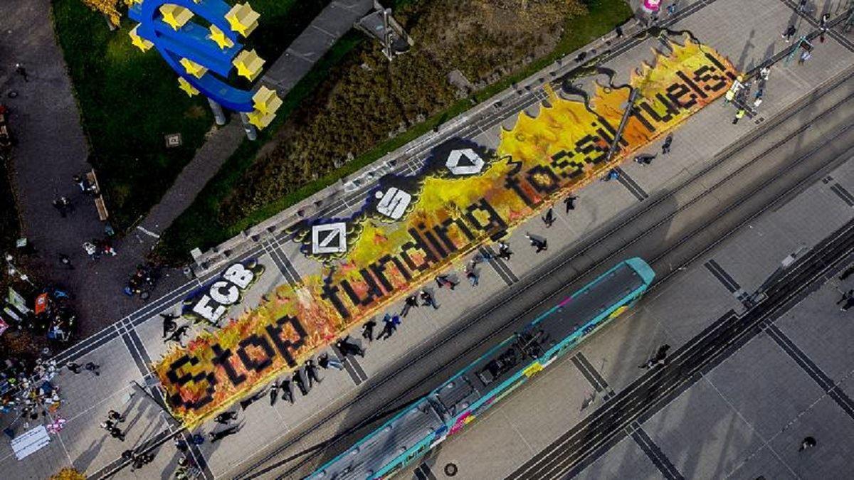 فعالان محیط‌زیست در آلمان خود را به آسفالت بزرگراه‌ چسباندند