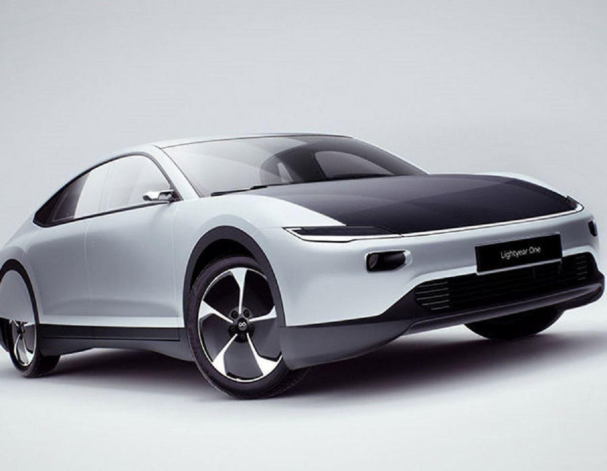 عرضه نخستین خودرو برقی خورشیدی جهان توسط هلندی‌ها