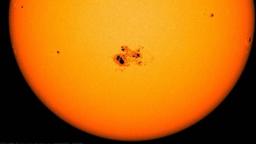 آیا باید نگران لکه خورشیدی با حجم سه برابر کره زمین باشیم؟