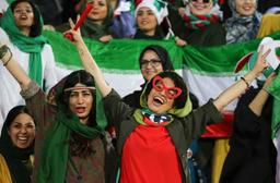 مجوز حضور بانوان ایرانی در ورزشگاه‌ها با فشار فیفا