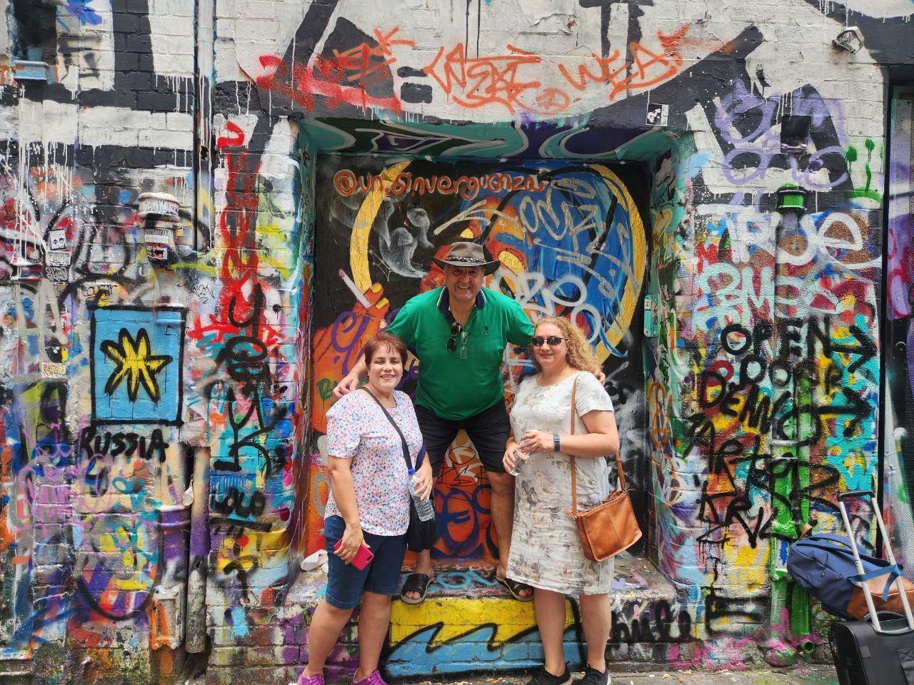 نقاشی زیبای زن -زندگی -آزادی در کوچه‌ی دیدنی هوزیرلِین در ملبورن 