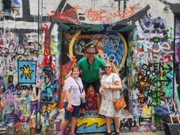 نقاشی زیبای زن -زندگی -آزادی در کوچه‌ی دیدنی هوزیرلِین در ملبورن 