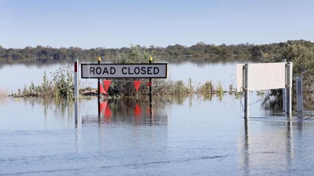 خروج افراد مسن از ناحیه سیل زده بورک‌تاون در ایالت کوئینزلند استرالیا
