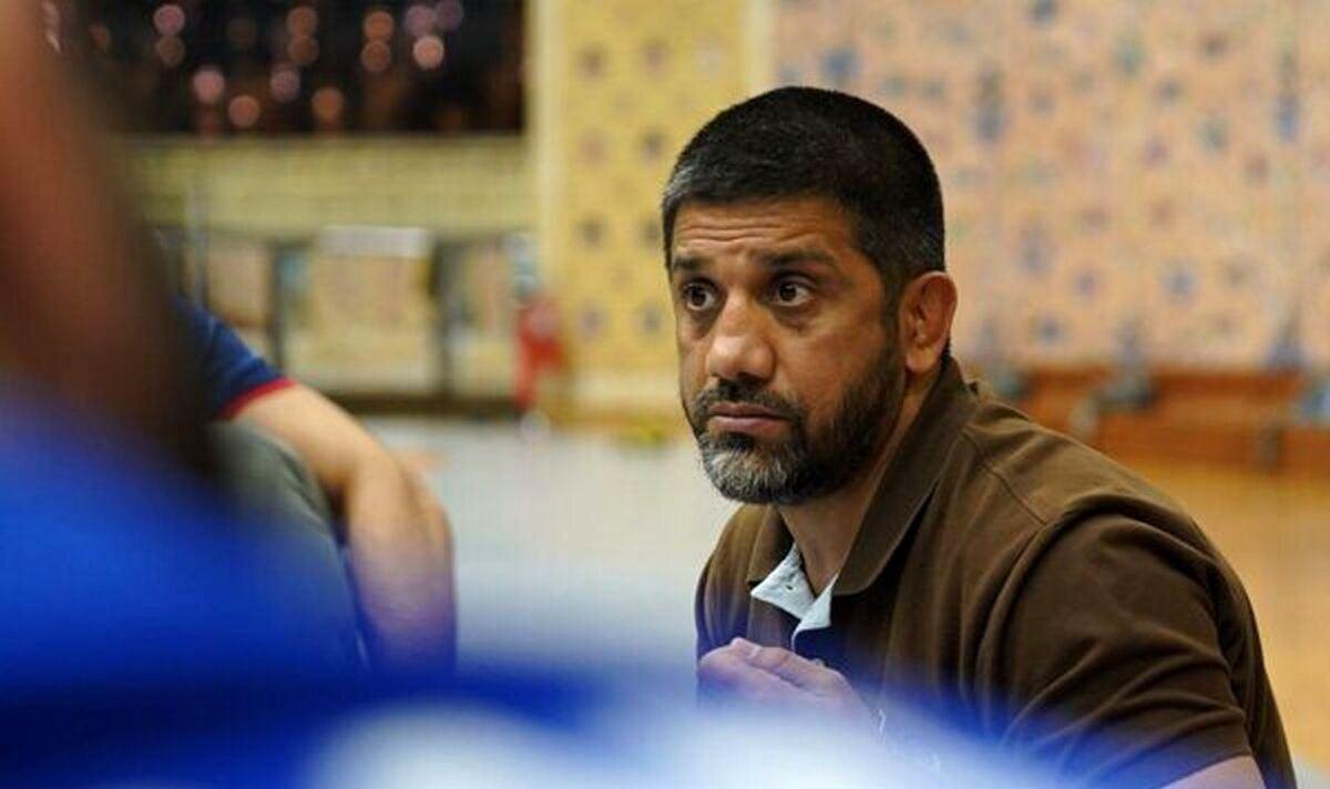 آقای دبیر! به احترام جایگاه کشتی کنار بکش