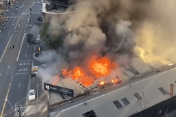 آتش‌سوزی مهیب دو کارخانه در مرکز ملبورن استرالیا