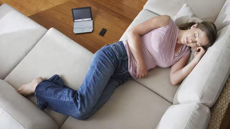 چرا به خواب رفتن روی مبل راحت‌تر از رختخواب است؟