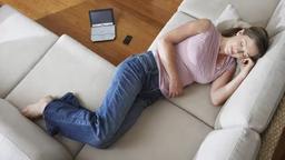 چرا به خواب رفتن روی مبل راحت‌تر از رختخواب است؟