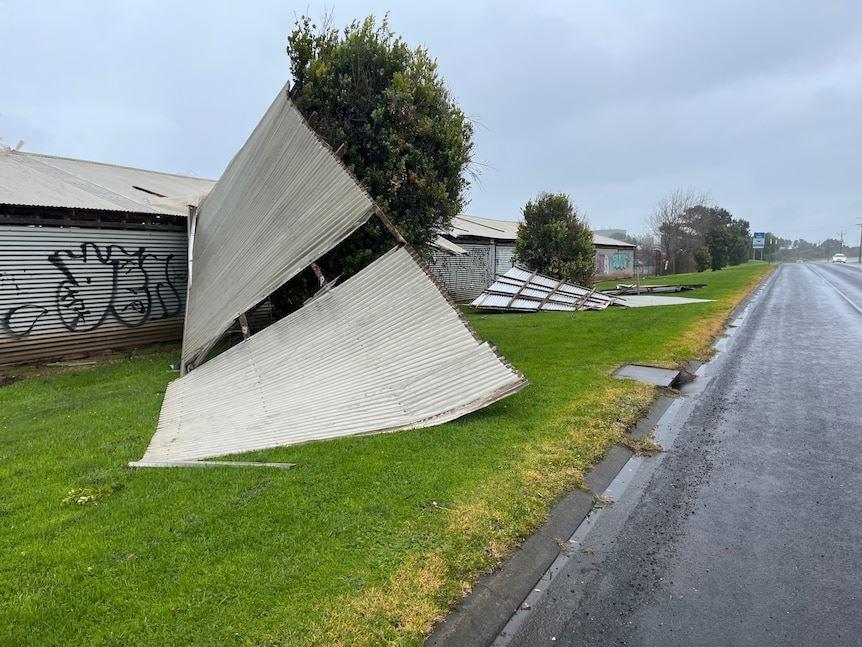 قطع برق ۲۲هزار واحد با وزش توفان سهمگین در ویکتوریا