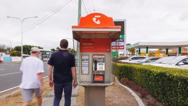 نصب برچسب اطلاعات مراکز حمایتی در کیوسک‌های تلفن عمومی در استرالیا