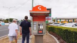 نصب برچسب اطلاعات مراکز حمایتی در کیوسک‌های تلفن عمومی در استرالیا