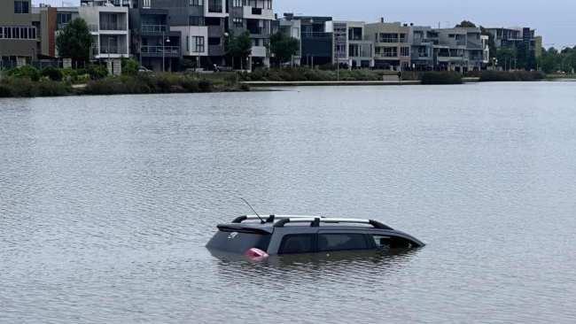 رویت یک خودروی در حال شنا در دریاچه کارولین اسپرینگز ویکتوریا