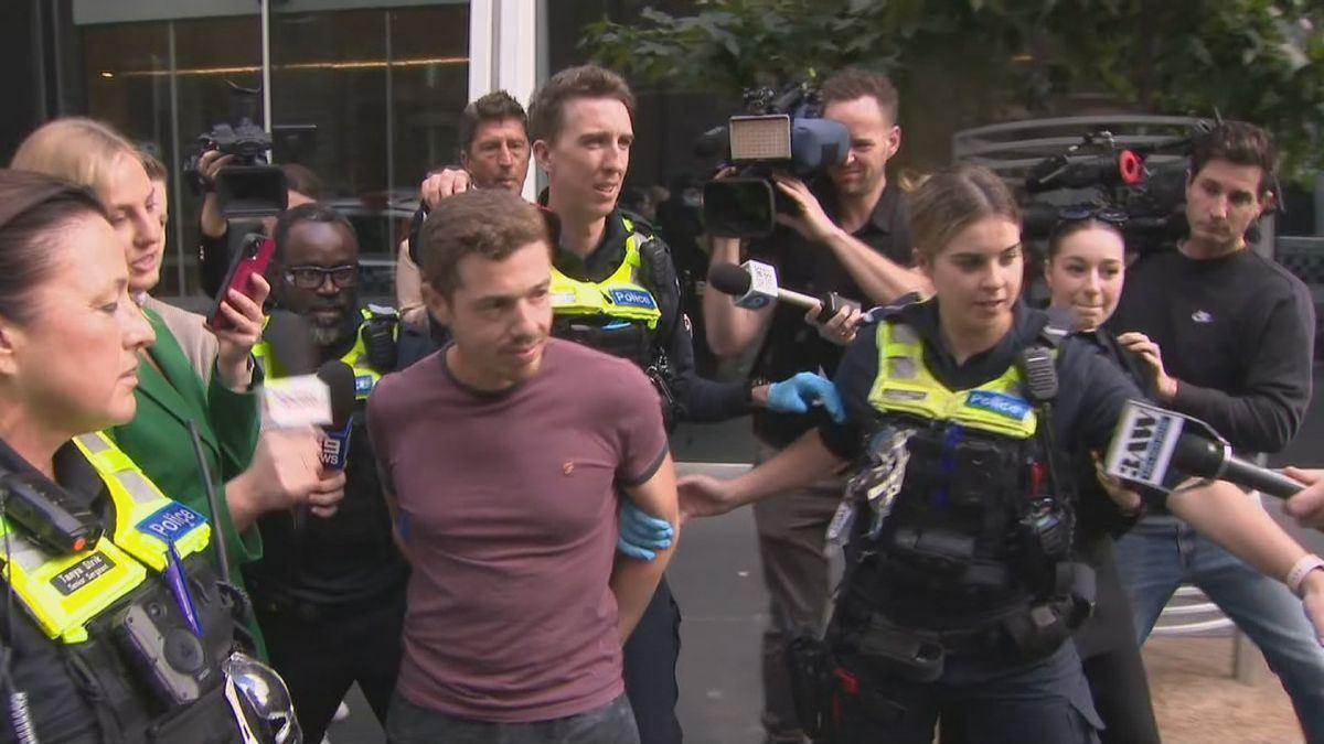 صعود شهروند ملبورنی به ارتفاع ۱۸۰ متری یک ساختمان با دستان خالی