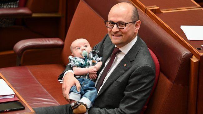حضور یک سناتور مرد به همراه نوزاد خود در جلسه پارلمان استرالیا