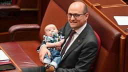 حضور یک سناتور مرد به همراه نوزاد خود در جلسه پارلمان استرالیا