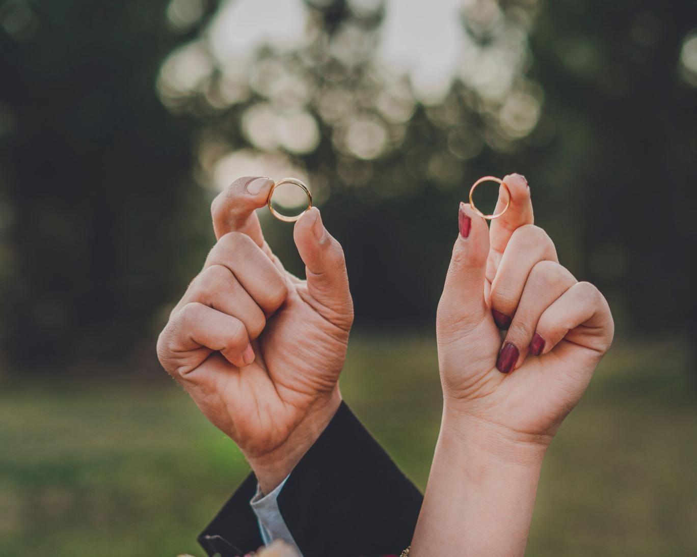 متاهل‌ها شادترند یا مجردها؟ نظرسنجی گالوپ چه می‌گوید؟