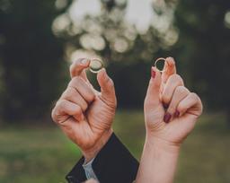 متاهل‌ها شادترند یا مجردها؟ نظرسنجی گالوپ چه می‌گوید؟