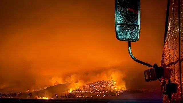 شعله‌های آتش سوزی جنگل در ویکتوریا همچنان زبانه می‌کشد