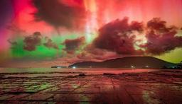 شفق قطبی همراه با رنگ‌های چشم‌نواز و زیبا در آسمان استرالیا