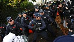 تظاهرات گروه‌های ضد یهودی و مخالفان آن‌ها در مقابل  پارلمان ویکتوریا