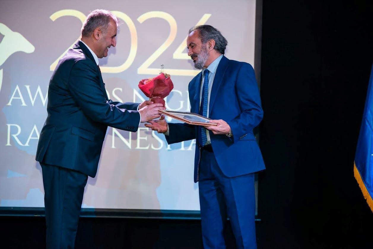 معرفی آقای کاووس رحمانی ، یکی از دریافت کنندگان تقدیر نامه شب جایزه رادیو نشاط استرالیا