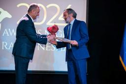 معرفی آقای کاووس رحمانی ، یکی از دریافت کنندگان تقدیر نامه شب جایزه رادیو نشاط استرالیا